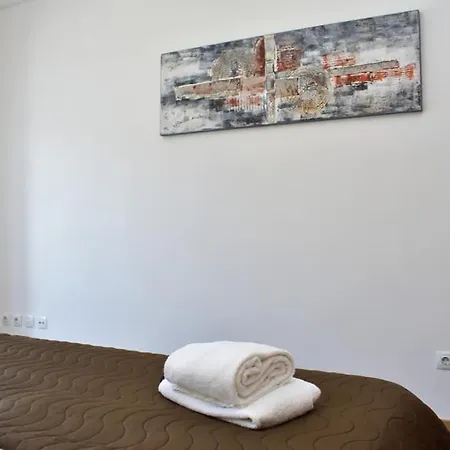 Elvira Apartments With Pool Suite 公寓式酒店